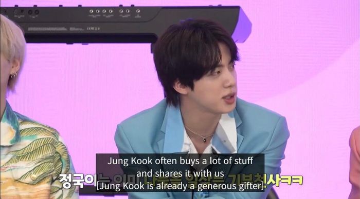 Jungkook thường mua rất nhiều món đồ và chia sẻ với các anh