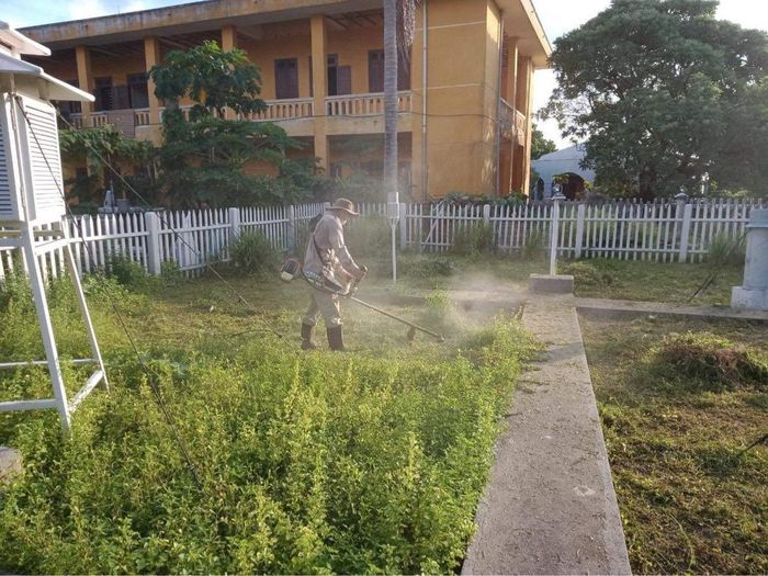 Cán bộ ở Trạm khí tượng và hải văn Song Tử Tây dọn dẹp, gia cố khu vực trạm trước bão số 9