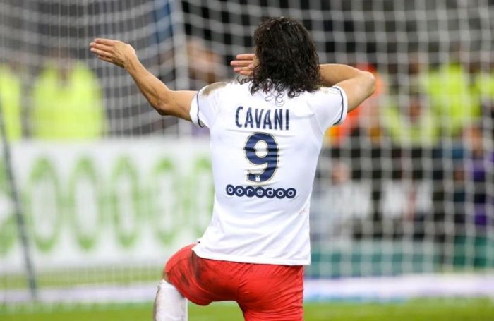 Màn ăn mừng kiểu 'súng trường bắn tỉa' của Cavani dẫn đến phải nhận thẻ đỏ.