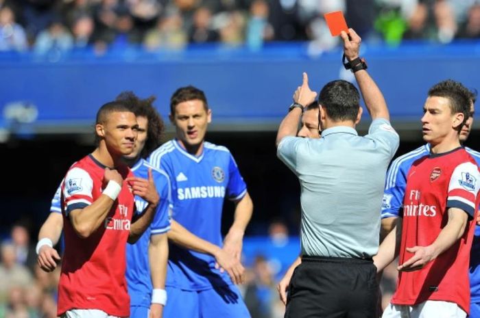 Kieran Gibbs bị thẻ đỏ oan.
