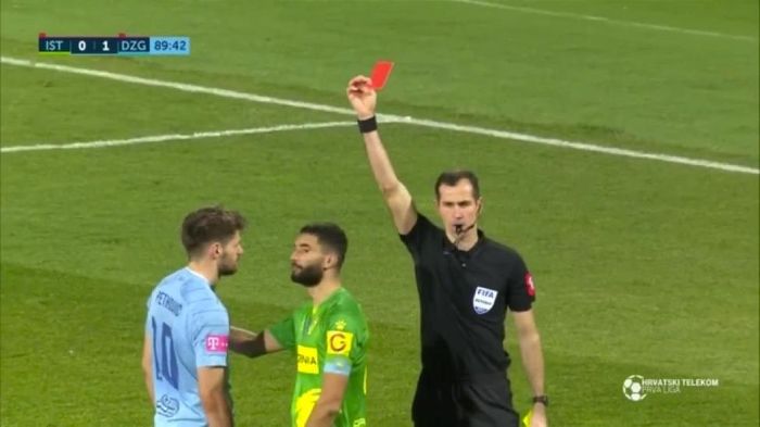 Ngôi sao Bruno Petkovic nhận thẻ đỏ vì 'chạy đà cà giựt' khi đá phạt đền.