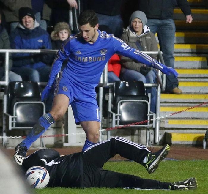 Eden Hazard nhận thẻ đỏ vì đá vào cậu bé nhặt bóng.