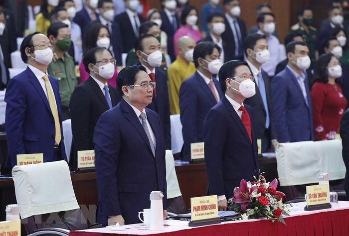 Thủ tướng Phạm Minh Chính và Thường trực Ban Bí thư Võ Văn Thưởng cùng các đại biểu thực hiện nghi lễ chào cờ Tổ quốc. (Ảnh: Dương Giang/TTXVN)