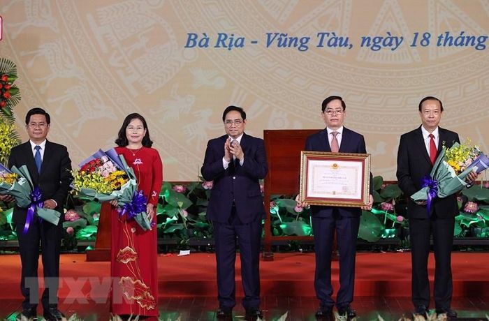 Thủ tướng Phạm Minh Chính trao Huân chương Độc lập hạng Nhất cho đại diện lãnh đạo tỉnh Bà Rịa-Vũng Tàu. (Ảnh: Dương Giang/TTXVN)