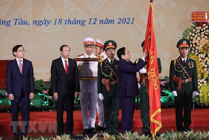 Thủ tướng Phạm Minh Chính gắn Huân chương Độc lập hạng Nhất lên cờ truyền thống của tỉnh Bà Rịa-Vũng Tàu. (Ảnh: Dương Giang/TTXVN)