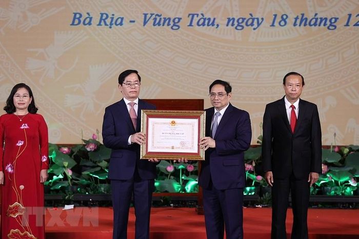 Thủ tướng Phạm Minh Chính trao Huân chương Độc lập hạng Nhất cho đại diện lãnh đạo tỉnh Bà Rịa-Vũng Tàu. (Ảnh: Dương Giang/TTXVN)