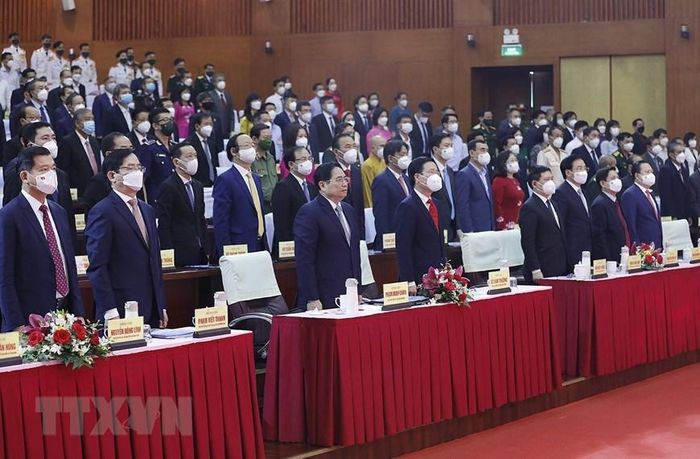 Hình ảnh Thủ tướng Phạm Minh Chính và Thường trực Ban Bí thư Võ Văn Thưởng cùng các đại biểu thực hiện nghi lễ chào cờ Tổ quốc. (Ảnh: Dương Giang/TTXVN)