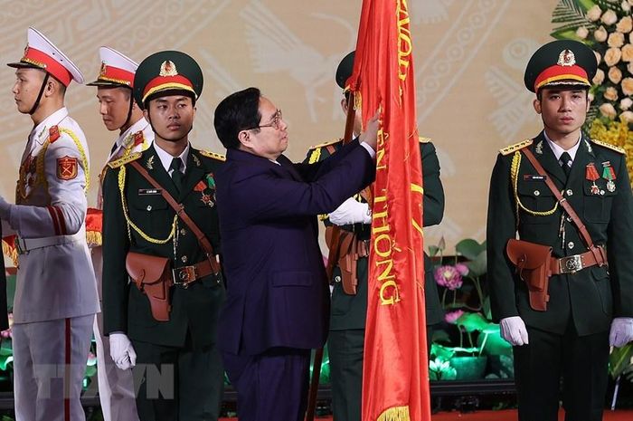 Thủ tướng Phạm Minh Chính gắn Huân chương Độc lập hạng Nhất lên cờ truyền thống của tỉnh Bà Rịa-Vũng Tàu. (Ảnh: Dương Giang/TTXVN)