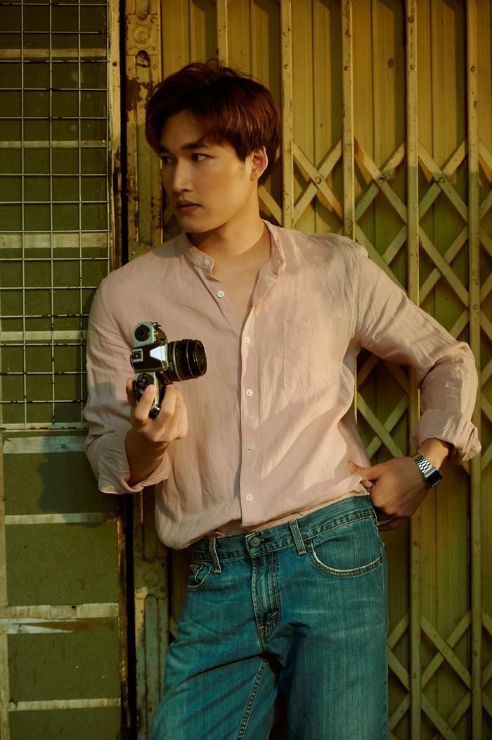 Đình Tú trong hình ảnh chàng trai thời cũ đi dép quẹt, mặc sơ mi hoa nhưng vẫn đẹp trai lịch lãm