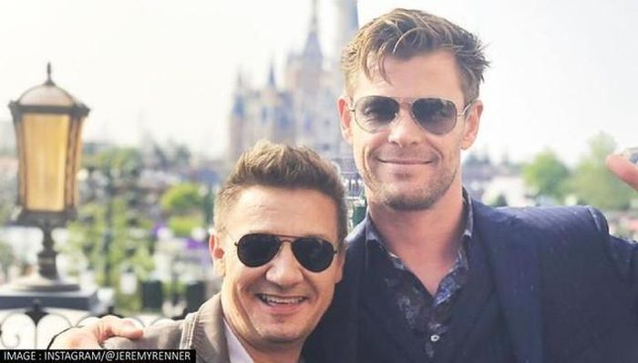 Trong khi Jeremy Renner đang gây sốt trở lại nhờ series "Hawkeye", Chris Hemsworth vẫn đang chờ ngày trở lại với "Thor: Love and Thunder". - Nguồn: Republic World 