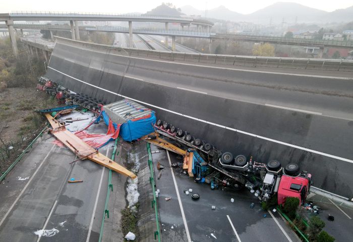 Hiện trường vụ sập cầu ở thành phố Ngạc Châu, tỉnh Hồ Bắc. Ảnh: Reuters.