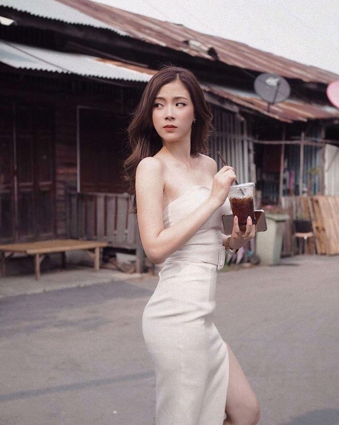  Cùng nhìn ngắm một số lựa chọn trang phục lụa của Baifern Pimchanok: Baifern Pimchanok mặc váy lụa xẻ đùi đi uống cà phê giữa phố vẫn đẹp như nữ thần. Trang phục được tạo điểm nhấn bằng chi tiết thắt lưng tôn eo.