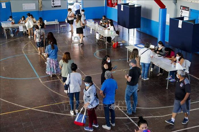 Cử tri xếp hàng chờ bỏ phiếu trong cuộc bầu cử Tổng thống vòng hai tại điểm bầu cử ở Paine, Chile, ngày 19/12/2021. Ảnh: AFP/TTXVN