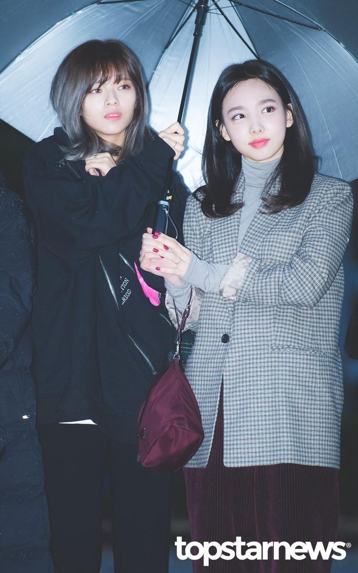 Combo áo thun ghi xám blazer và quần nhung màu đỏ rượu vang của Nayeon là một sự kết hợp thú vị, phá cách và rất đẹp.