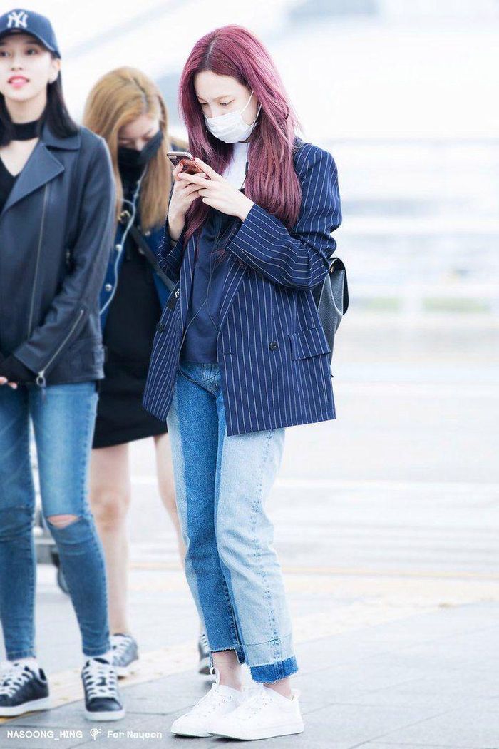 Blazer kẻ sọc là mốt bền vững từ năm này qua năm khác, xứng đáng để chị em mua về nhằm đa dạng hóa tủ đồ. Với item này, chị em kết hợp với quần jeans, diện bên trong một chiếc áo đơn giản như công thức của Nayeon là sành điệu khỏi nghĩ.