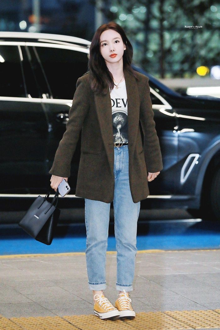 Áo blazer dạ nâu có thể khiến vẻ ngoài của người diện trông "dừ" đi, nhưng Nayeon đã xử lý item này vô cùng khéo léo. Cô mix mẫu áo blazer với áo thun trắng họa tiết, diện quần jeans xanh và đi sneaker tông màu tươi tắn. Kết quả là outfit không chỉ rất trẻ trung, mà còn toát lên vẻ thanh lịch.