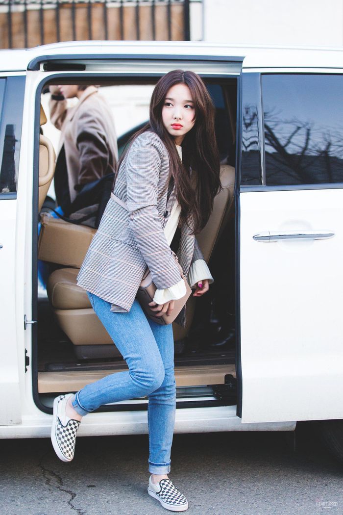 Áo blazer kẻ là item nên có trong tủ đồ của chị em. Với món thời trang nổi bật này, Nayeon chỉ đơn giản là layer bên trong một chiếc áo len trắng, mặc quần jeans và đi giày lười, vẻ ngoài của cô đã nổi bật.