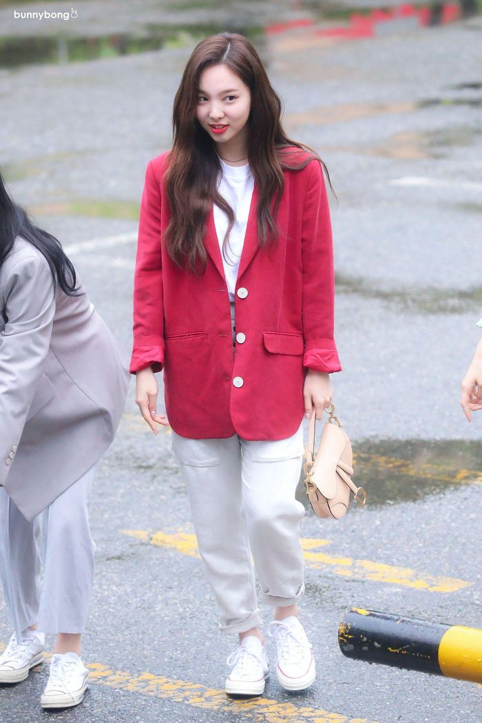 Ngay cả blazer màu chóe cũng không phải là một bài toán khó đối với Nayeon. Cô nàng đã rất tinh tế khi kết hợp mẫu áo rực rỡ này với các items mang tông màu trắng. Nhờ vậy, outfit vừa hài hòa, vừa trẻ trung.