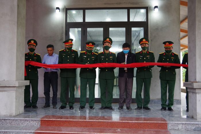 Đại diện đơn vị và chính quyền, gia đình đại úy Thái Văn Phương cắt băng khánh thành “Nhà đồng đội” - Ảnh: Thanh Hải