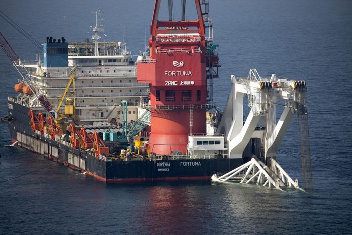 Nord Stream 2 sẽ kết nối Nga và Đức dọc theo đáy biển Baltic, qua đó khí đốt tự nhiên sẽ được cung cấp trực tiếp cho Tây Âu, bỏ qua Ukraine và Ba Lan. Tình hình này không phù hợp với người Mỹ, những người dự định thiết lập nguồn cung cấp khí đốt của riêng họ cho EU.