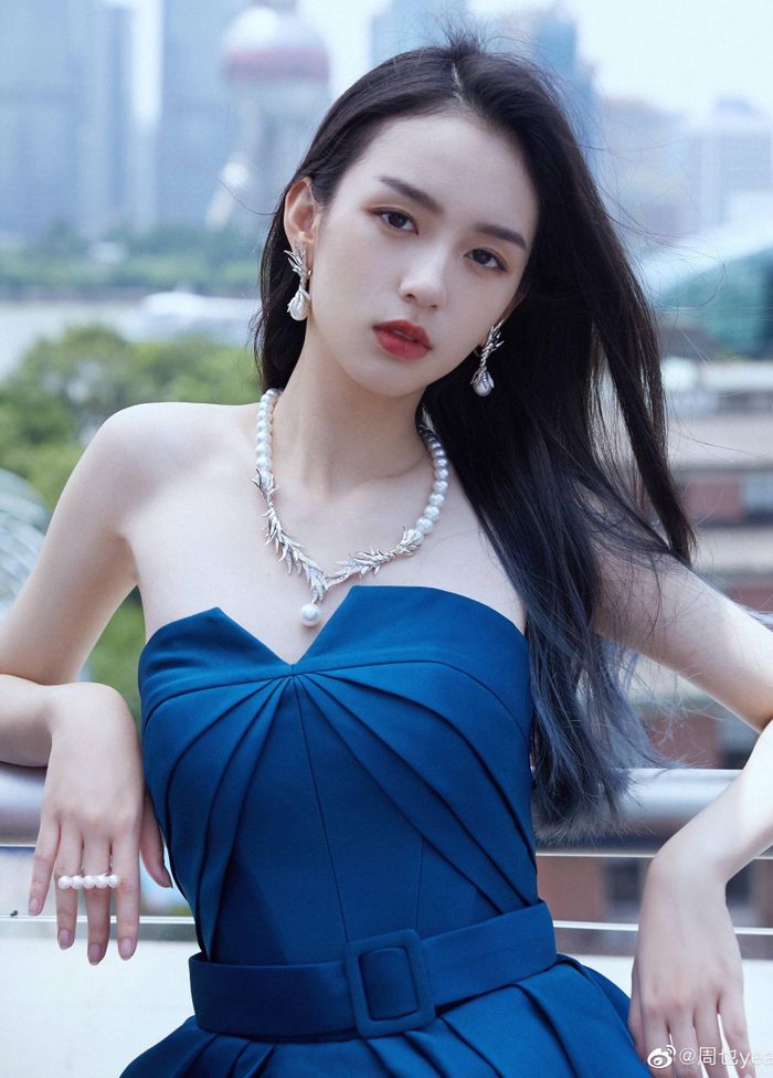 Trương Tịnh Nghi hiện được Châu Tấn, Trần Khôn nâng đỡ, còn Châu Dã lại có sự chống lưng của Lý Băng Băng. Ảnh: Sohu.