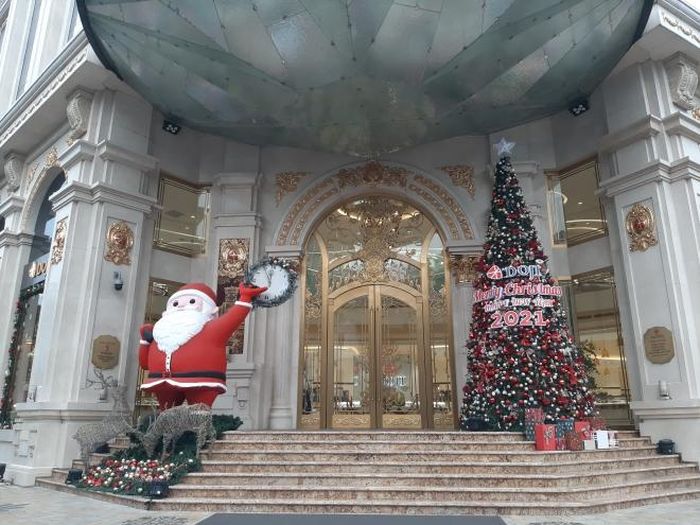 Ông già Noel, cây thông giáng sinh được trang trí lộng lẫy tại các trung tâm thương mại tại Hà Nội. Ảnh: Phương Anh-TTXVN