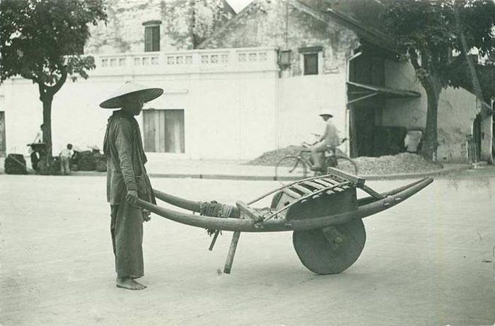 Xe rùa vẫn lưu hành ở Hà Nội khi xe đạp đã phổ biến (khoảng những năm 40 của thế kỷ trước)