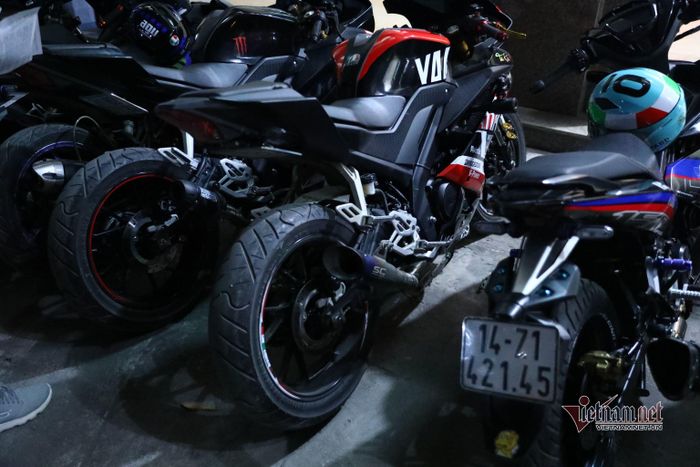 Ngoài các dòng xe phổ biến như Yamaha Exciter, Honda Winner,... không ít những chiếc xe đắt tiền hơn như Yamaha R15 cũng xuất hiện khá nhiều trong đoàn xe.