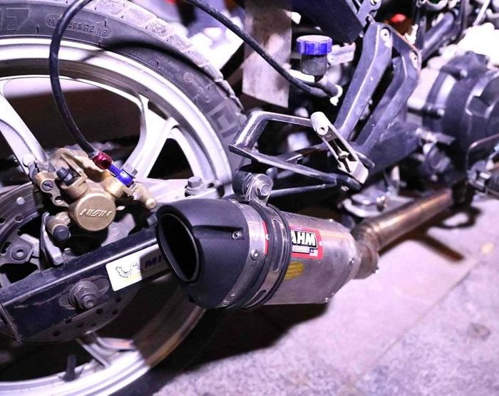 Đa số các mô tô này được chủ xe độ pô gây tiếng nổ "đốt tai" khi đi đường. 