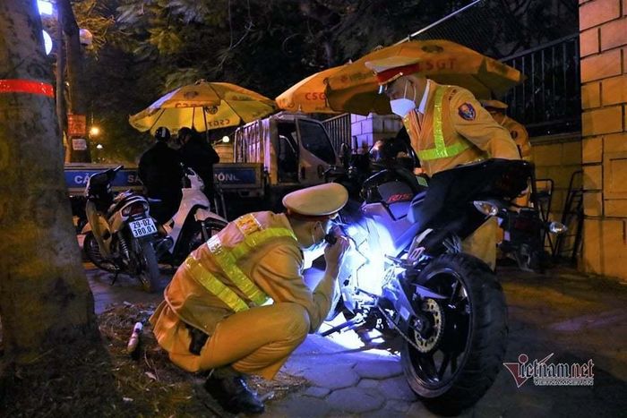 Lực lượng chức năng tiến hành kiểm tra, phân loại xe để tiếp tục làm rõ vi phạm.