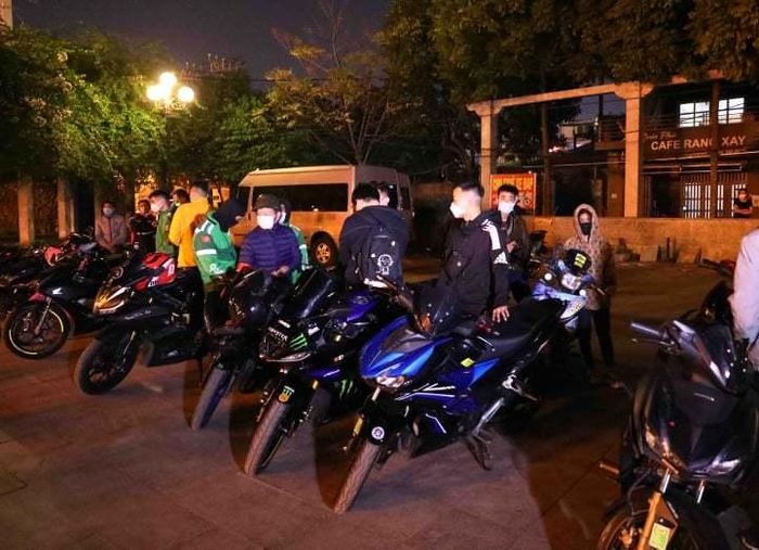 Hàng chục chiếc mô tô đã tụ tập, nẹt pô gây náo loạn tuyến đường Võ Chí Công (quận Tây Hồ, Hà Nội) vào đêm 18/12 đã bị lực lượng chức năng kiểm tra, bắt giữ. 