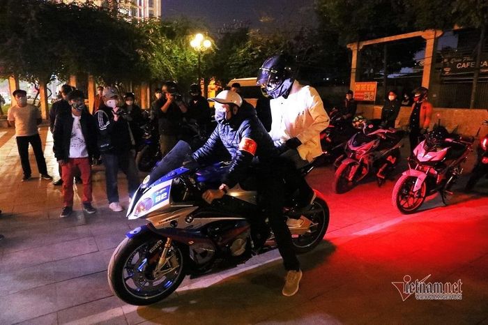 Chiếc xe đắt tiền nhất được lực lượng chức năng kiểm tra và đưa về trụ sở công an là BMW S1000RR dung tích 999cc, đang có giá trên dưới 1 tỷ đồng.