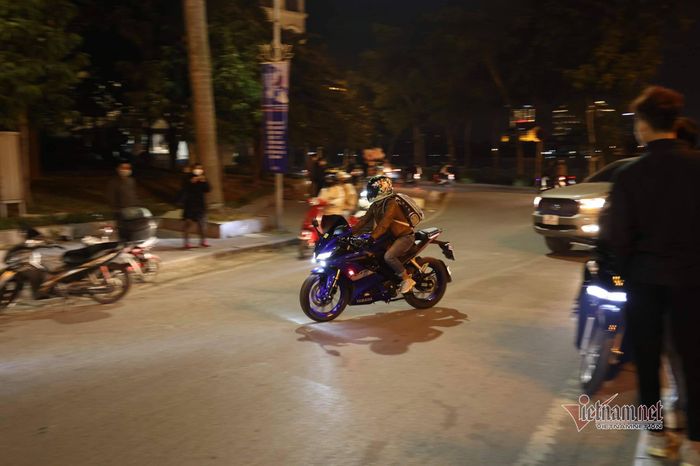 Một chiếc Yamaha R15 trong đoàn đua xe bị "tóm gọn". Mẫu sportbike này có động cơ 155cc, được nhập khẩu về Việt Nam với giá hơn 70 triệu đồng.