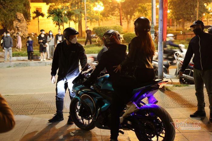 Đôi nam nữ trên chiếc Yamaha R3 màu xanh. Đây là mẫu xe phân khối lớn được trang bị động cơ 321cc, hiện có giá bán khoảng 130 triệu đồng.