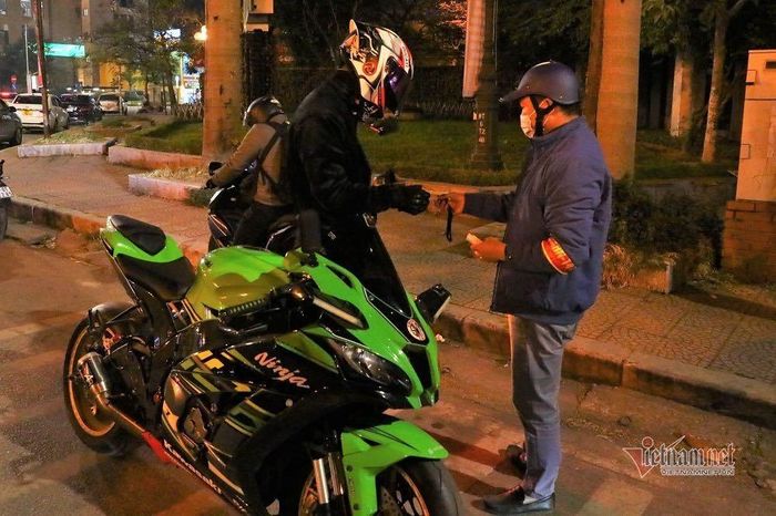 Đáng chú ý, Tổ công tác liên ngành còn kiểm tra và tạm giữ một chiếc Kawasaki Ninja ZX-10R có dung tích xy-lanh 998cc. Mẫu xe này đang có giá bán trên 700 triệu đồng. 