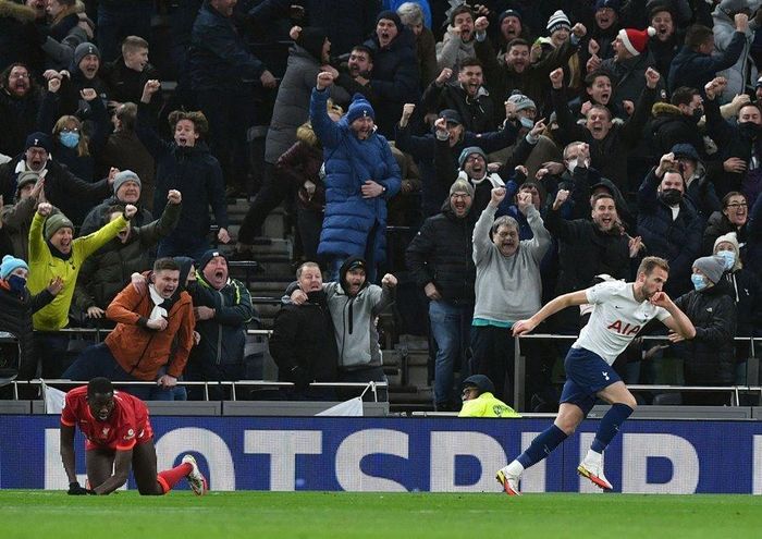 Pha ăn mừng bàn thắng mở tỷ số của Harry Kane