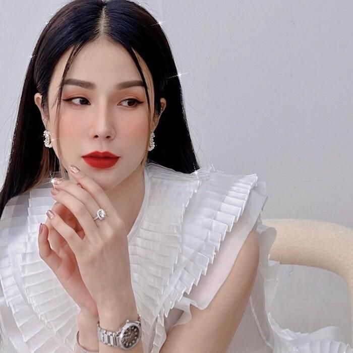 Sau ồn ào ly hôn, Diệp Lâm Anh thường cập nhật hình ảnh khoe nhan sắc tươi tắn, rạng rỡ