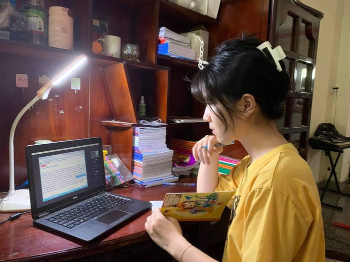 Việc con thức khuya, dậy sớm học bài khiến nhiều phụ huynh lo lắng. Ảnh minh họa: T.M.