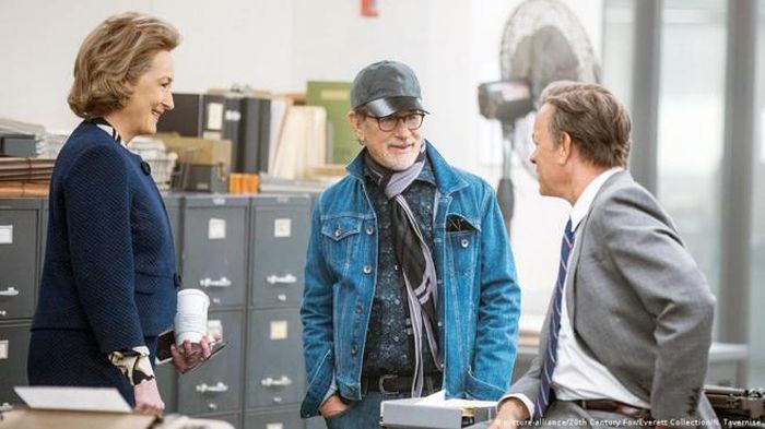 Đạo diễn Steven Spielberg (giữa) chỉ đạo Meryl Streep và Tom Hanks tại trường quay phim “The Post”