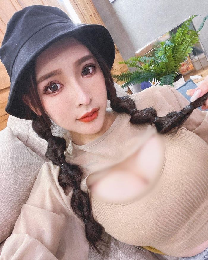 Tuy nhiên, không giống như những hot girl khác thường nhận được cơn mưa lời khen, San San gần đây liên tục bị cộng đồng mạng chỉ trích.