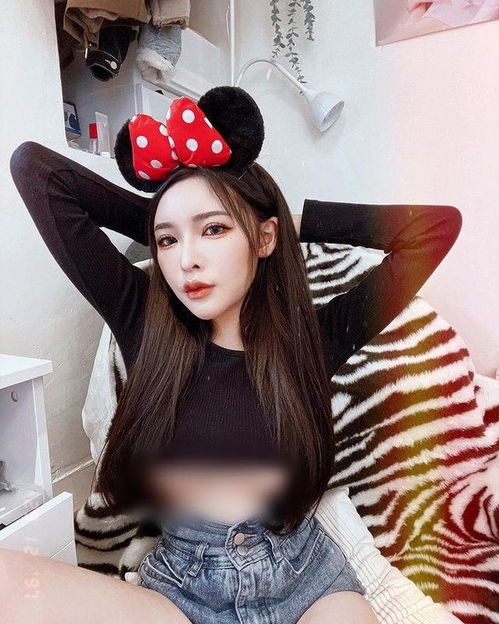 Ngược lại, sự gợi cảm của San San còn bị chỉ trích là rẻ tiền, bất chấp giới hạn đạo đức chỉ để nổi tiếng.