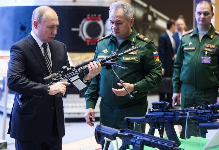 Tổng thống Nga Vladimir Putin và Bộ trưởng Quốc phòng Sergei Shoigu tham dự một triển lãm quân sự tại Moscow. Ảnh: Reuters.