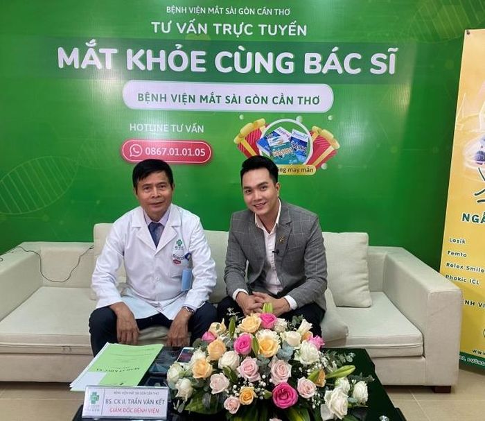 MC Hoàn Phan và BS CKII Trần Văn Kết trong chương trình tư vấn sức khỏe trực tuyến