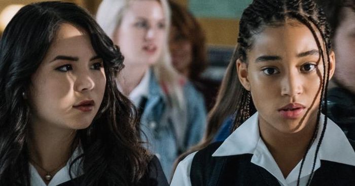Amandla Stenberg (phải) trong phim “The Hate U Give”