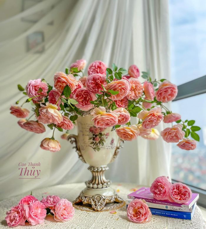 Mỗi lần mua được một bó hoa, chị sẽ tìm thông tin về loại hoa đó để hiểu hơn cách dưỡng hoa. Khi bắt tay vào cắm, chị vừa cắm vừa chỉnh cho ưng mắt.