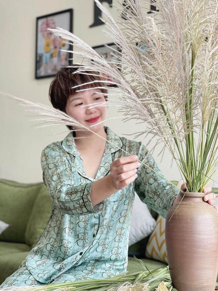 Hiện tại, chị có khoảng 50 chiếc bình hoa và cũng khoảng chừng ấy món đồ decor nhỏ xinh để đặt bên cạnh bình hoa.