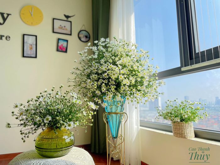 Mỗi bình hoa, chị mất khoảng 15 -30 phút để hoàn thành, tùy vào số lượng hoa.
