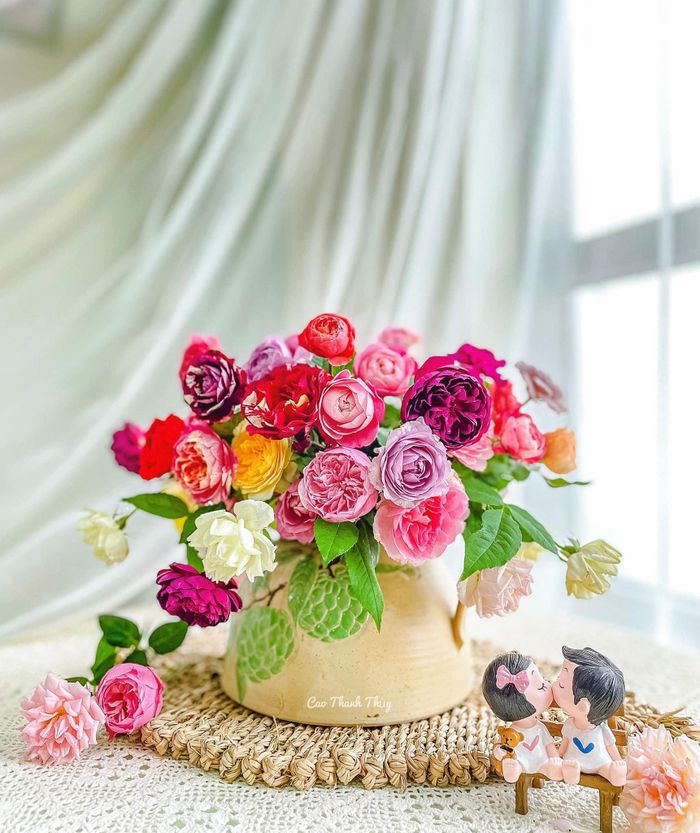 Để hoa tươi lâu, khi mua về không nên cắm ngay, mà phải sơ chế hoa trước. Với hoa hồng, phải tuốt sạch gai và lá ở phần thân, dùng dao sắc cắt vát gốc rồi ngâm vào xô nhiều nước, không để bông ngập trong nước.