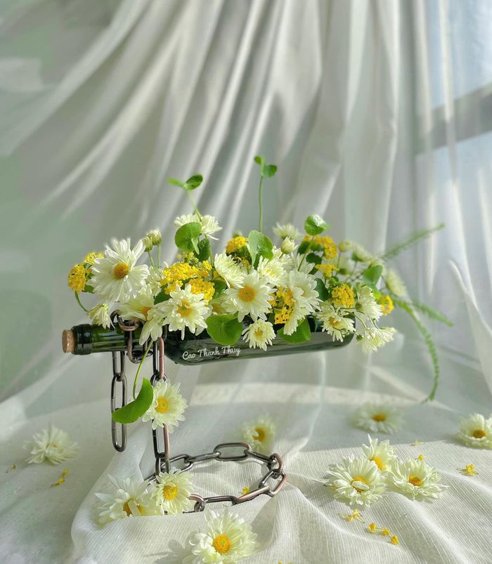 "Hoa đồng nội cắm vào những chiếc lọ nhỏ xinh, hay chiếc giỏ cói chỉ vài chục nghìn đã đẹp lung linh rồi. Hoa hồng cành mềm rủ thì lựa chọn những chiếc bình cao để khoe được hết mặt hoa. Hoa hồng cành cứng thì cắm gác cành, tạo độ mềm mại cho hoa".
