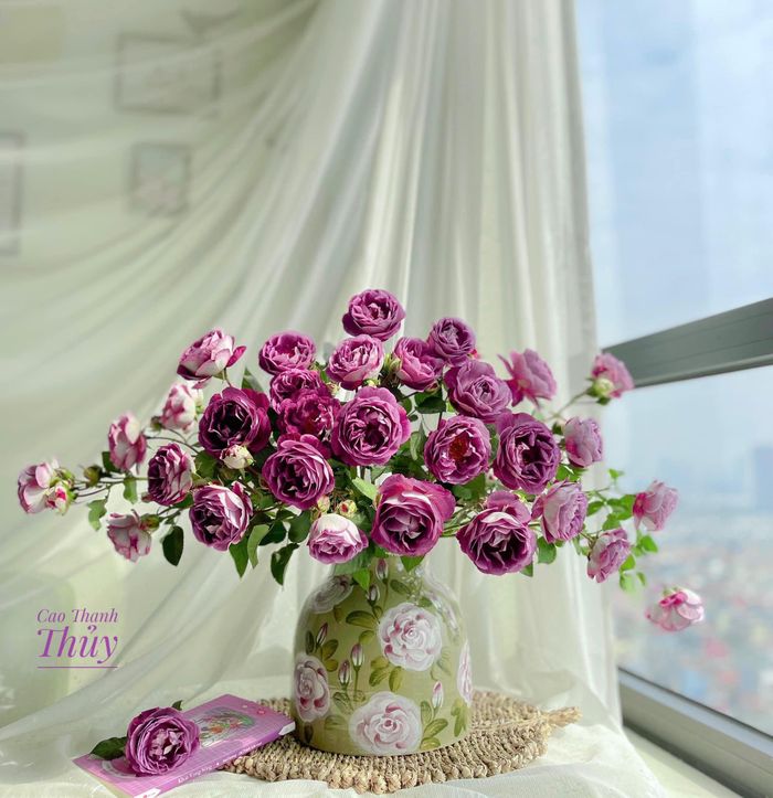 Chị chia sẻ, nhờ tham gia vào các hội nhóm yêu hoa, nên chị biết đến nhiều loại hoa hơn. Ngắm nhìn những bình hoa của các thành viên trong hội cũng giúp chị có ý tưởng cắm được những bình hoa được nhiều người yêu mến như vậy.